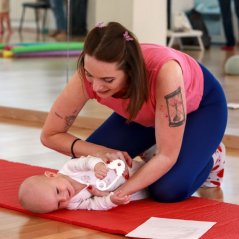 Kurz cvičení rodičů s miminky 3–6 měsíců