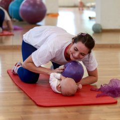 Kurz cvičení rodičů s miminky 3–6 měsíců